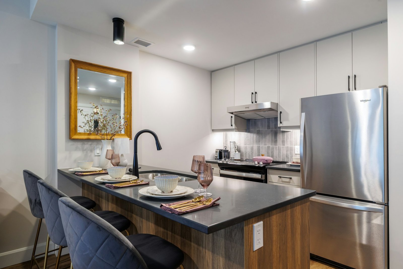 Hand mit Tuch trocknet Innenwand eines Kühlschranks