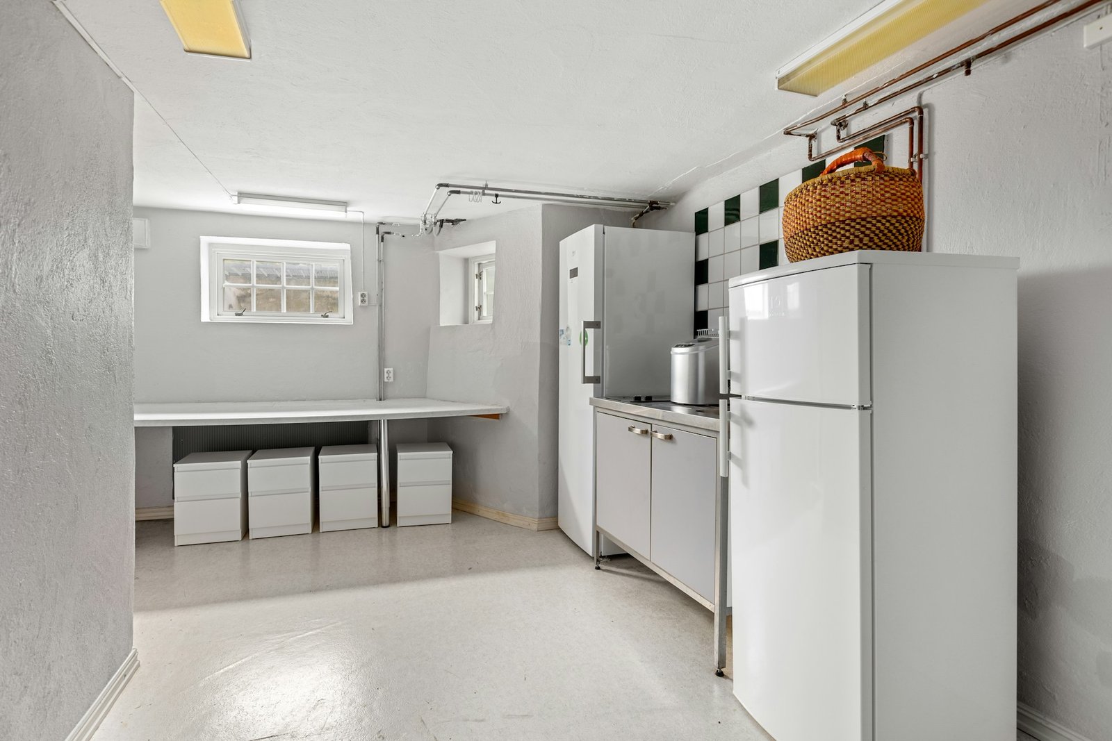 Person wischt Innenraum eines offenen Kühlschranks mit einem Tuch aus